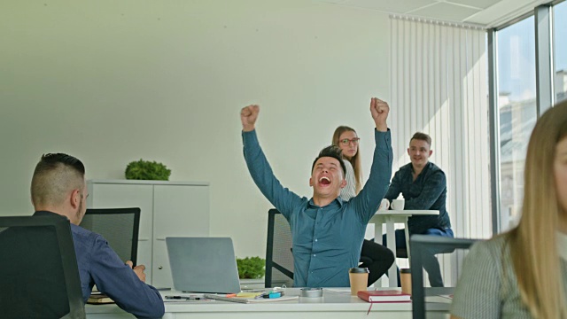 商人庆祝胜利的笔记本电脑视频素材