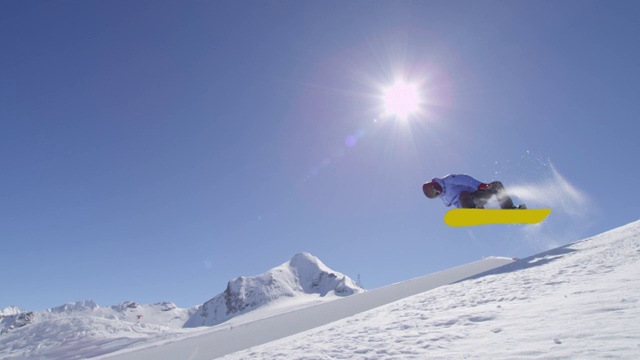 慢动作:年轻的职业滑雪板在半管雪公园跳过太阳视频购买