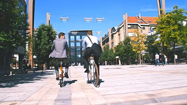 两位同事骑自行车上班视频素材