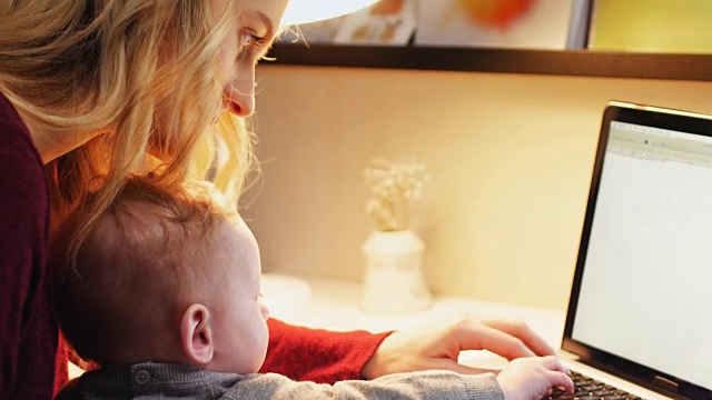 妈妈和宝宝使用4k笔记本电脑视频素材
