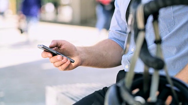 一个穿衬衫的男人在城市里使用智能手机视频素材