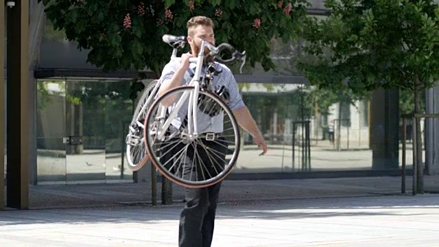 在城市里背着自行车的嬉皮士视频素材