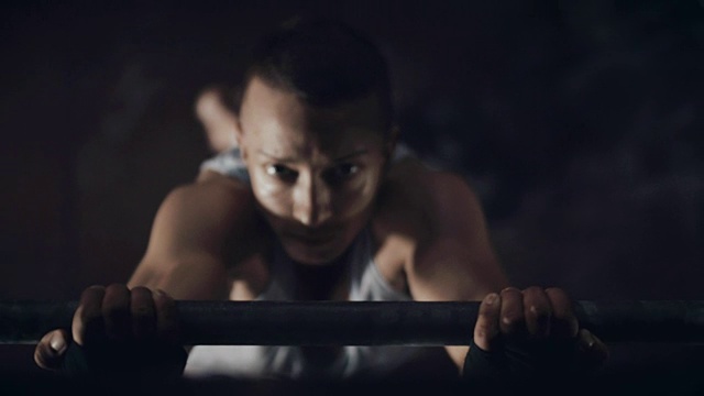 一个年轻人在健身房里练引体向上视频素材