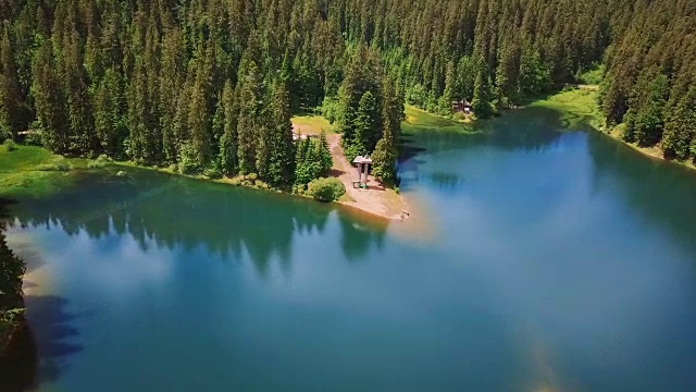 从空中俯瞰美丽的湖泊和山脉视频素材