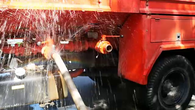 消防车的软管接头漏水视频下载