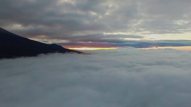 云海中航拍影像(上升向上上升)视频素材