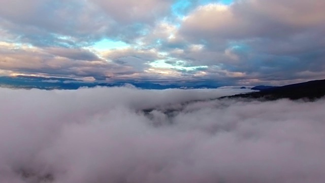 云海中的航拍视频(放大)视频素材