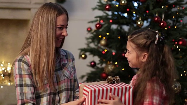 可爱的女儿给妈妈圣诞礼物视频素材