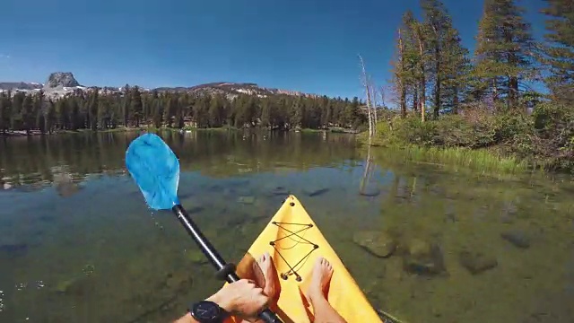 一名男子在平静的湖面上划皮艇的时间间隔视频素材