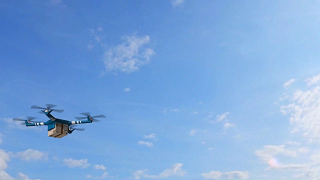 无人机送货-无人机在晴朗的天气和蓝天下运送一个纸箱包裹视频素材