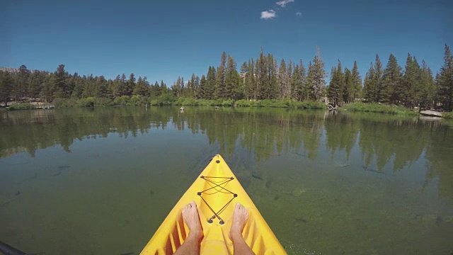 一名男子在平静的湖面上划皮艇视频素材