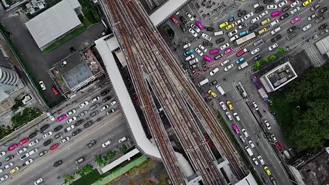 泰国曼谷街道十字路口和连接捷运和bts公共交通的桥梁鸟瞰图视频素材