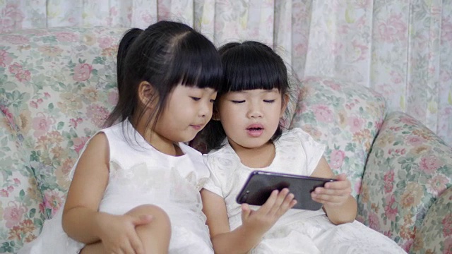 两个用手机的小女孩视频素材