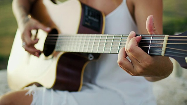 女人弹吉他视频素材