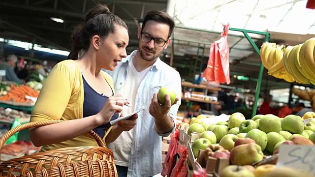 一对夫妇在食品市场。视频素材