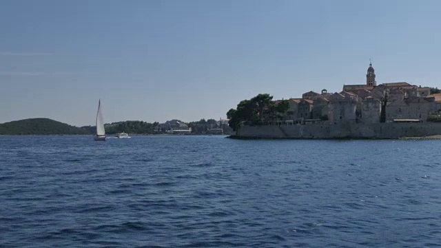 欧洲克罗地亚达尔马提亚的科尔库拉岛驶近科尔库拉的船上视频下载