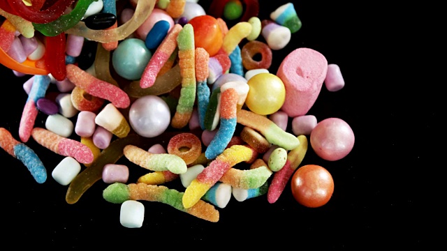 各种糖果从4k万圣节桶里溢出来视频素材