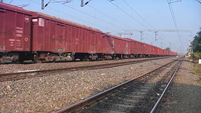 货运列车经过印度车站视频下载