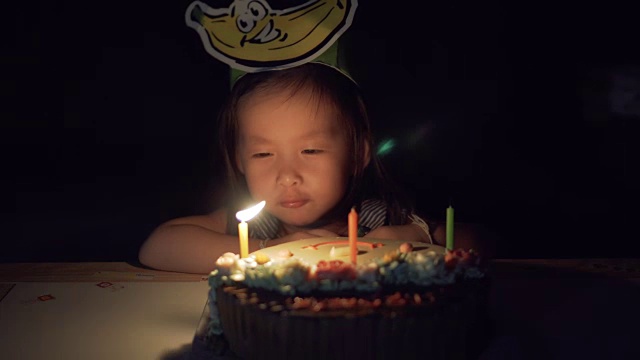 小女孩吹蜡烛过生日三岁视频素材