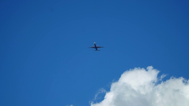 一架客机在天空中飞行。视频素材