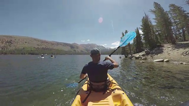 两个人在平静的湖面上划皮划艇视频素材
