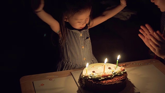 小女孩吹蜡烛过生日三岁视频素材