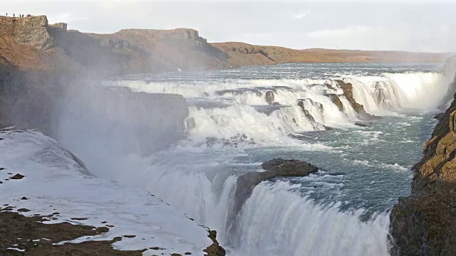 淘金镜头:冰岛冬季的金色瀑布视频素材