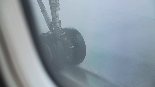 飞机轮子在跑道上运行准备起飞的4k慢镜头视频视频素材