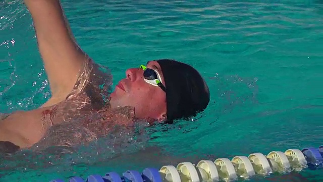 仰泳者做慢动作仰泳的游泳者视频素材