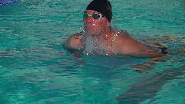 游泳运动员用慢动作表演蝶泳。视频素材