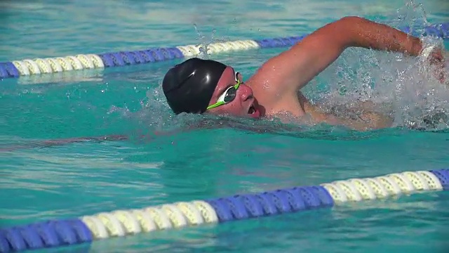 自由泳运动员以慢动作在泳道中游泳。视频素材