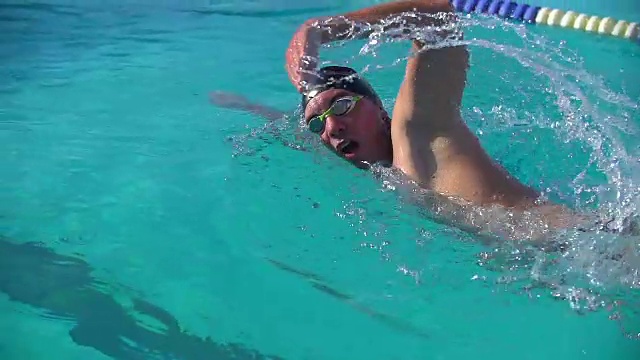 慢动作的自由泳运动员视频素材