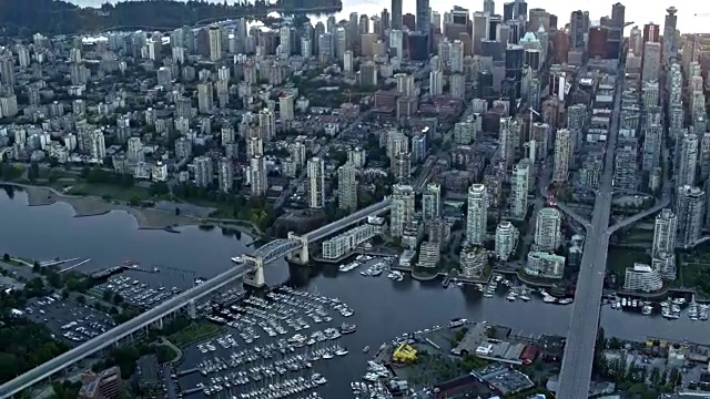 鸟瞰图温哥华市和福溪在日落视频素材