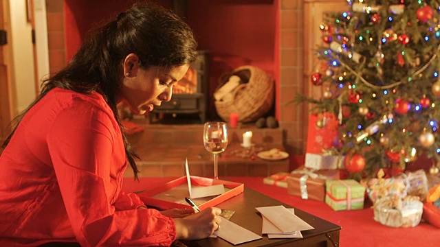 妈妈在客厅里写圣诞卡视频下载