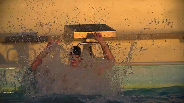 一名游泳运动员在慢动作中庆祝自己成为第一名。视频素材