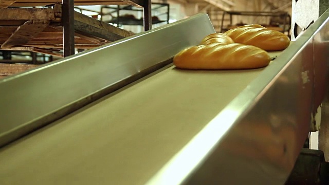 在面包店烤的一条面包视频素材