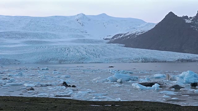 电影倾斜:Vatnajokull和Fjallsrlon冰川Jokulsarlon礁湖冰岛日出视频下载