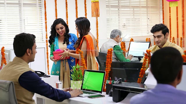 员工庆祝排灯节在办公室，德里，印度视频素材