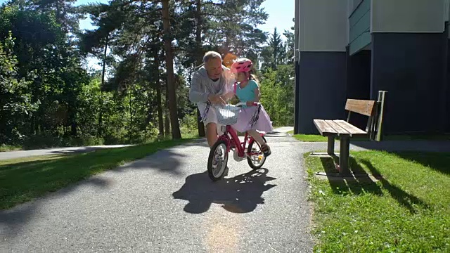 爸爸教女儿骑自行车视频下载