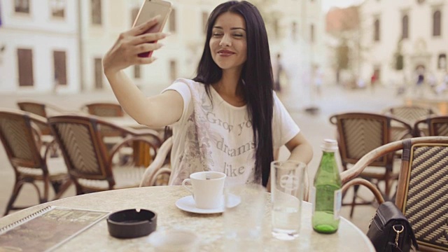 年轻美女在和朋友喝咖啡。视频下载