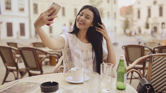 年轻美女在和朋友喝咖啡。视频下载