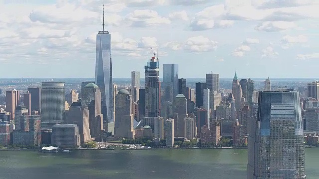 航拍:哈德逊河对岸的标志性纽约市市中心视频下载
