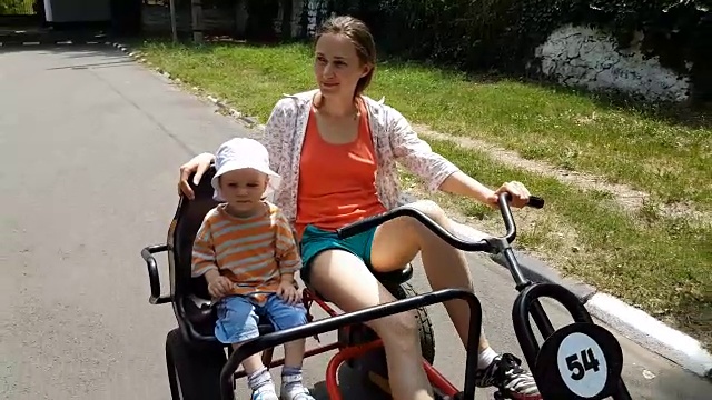 一家人骑着自行车穿过公园视频下载