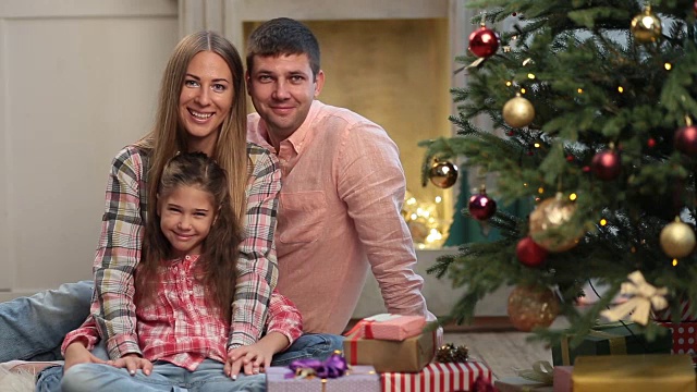 无忧无虑的三口之家在圣诞节挥着手视频素材