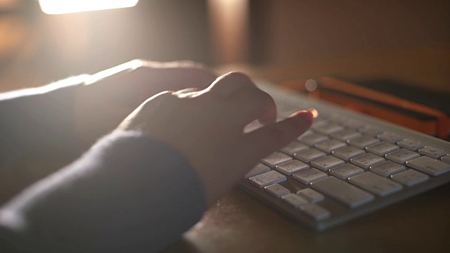 女人的手在电脑键盘上的特写视频下载