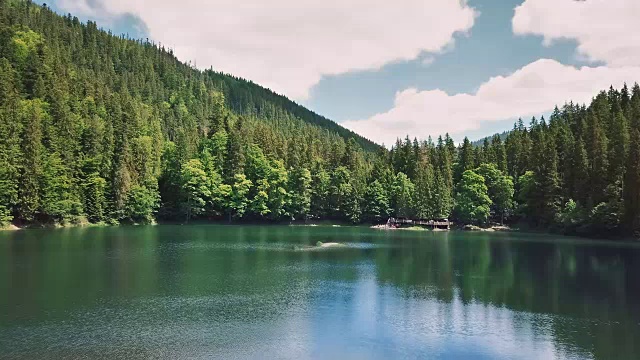空中飞过美丽的山脉、森林和蓝色的湖泊视频素材