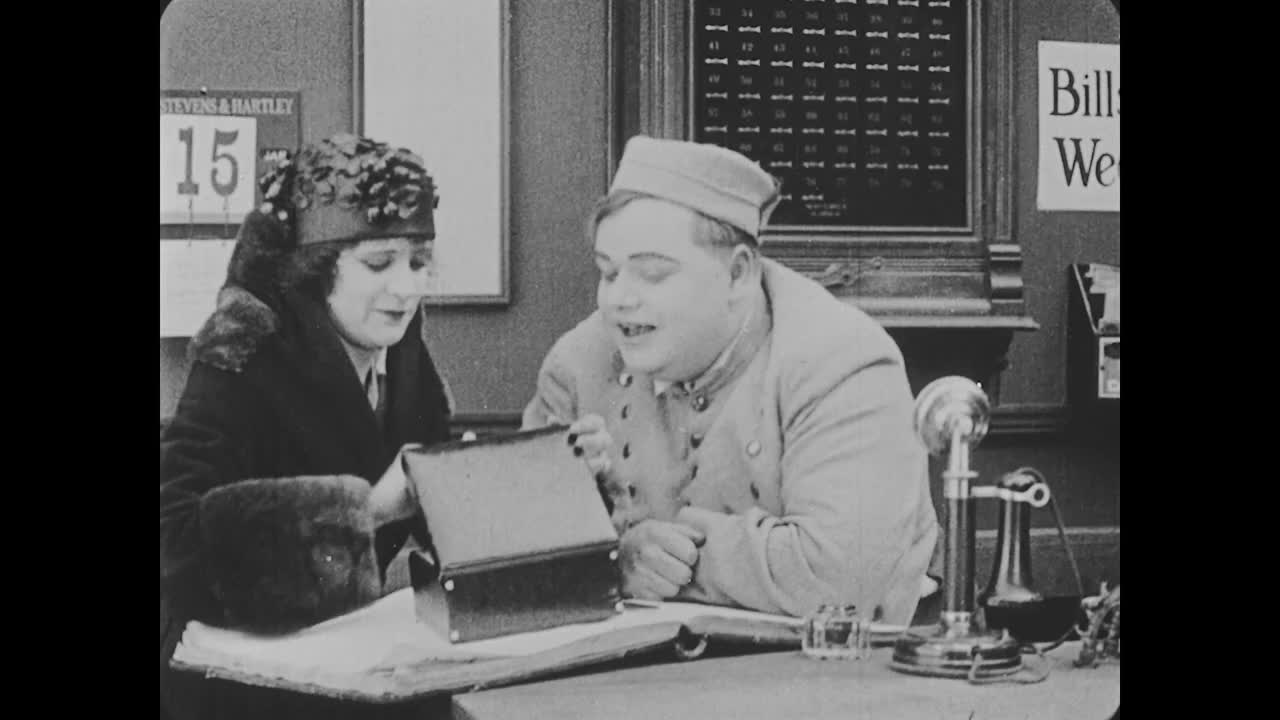 1918年，Bellmen (Buster Keaton和Fatty Arbuckle)忽略其他顾客，这样他们就可以把所有的注意力都集中在一个女人(Alice Lake)身上，她的名片上写着“美甲可爱小姐”。视频下载