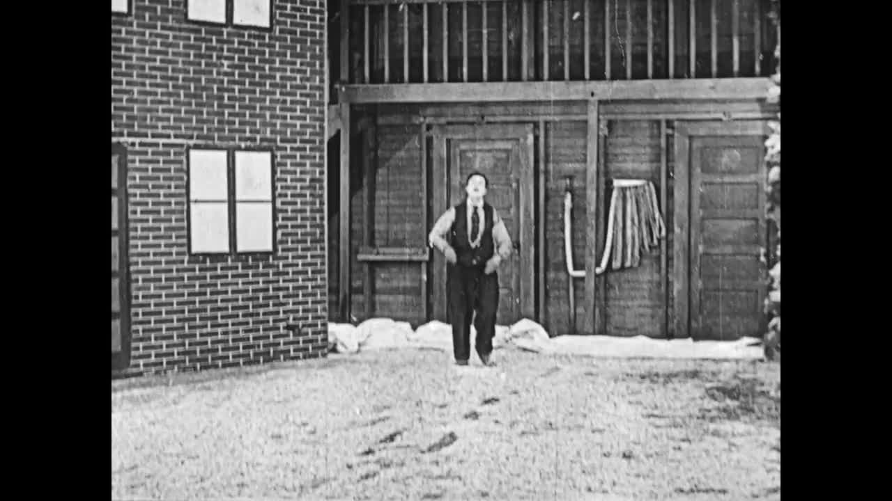 1919年，一名男子(巴斯特·基顿饰)用绳子荡过剧院，把铁人(查尔斯·a·波斯特饰)从阳台拉下来，舞台管理人员扔了一个装满重物的箱子给铁人，把他撞倒在地，失去了意识视频下载