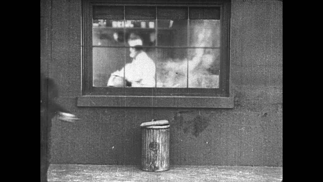 1921年，一个人(巴斯特·基顿饰)喝了一瓶标有毒药的威士忌，希望自杀，但在死亡的过程中，他喝醉了视频下载