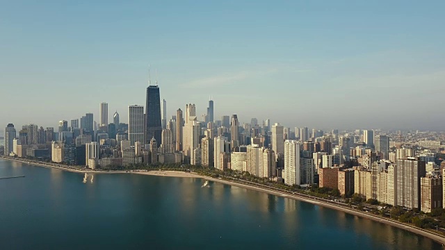 海岸上城市的鸟瞰图。黎明时分，美国密歇根湖畔的芝加哥视频素材